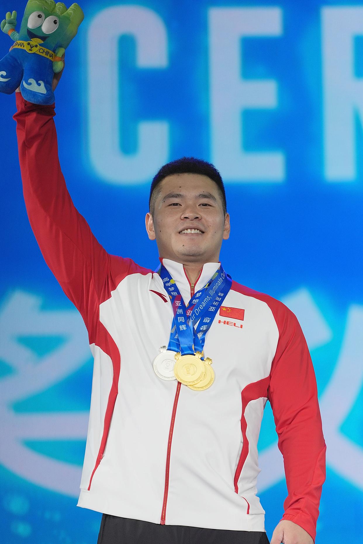 举重项目巴西选手用实力夺得金牌