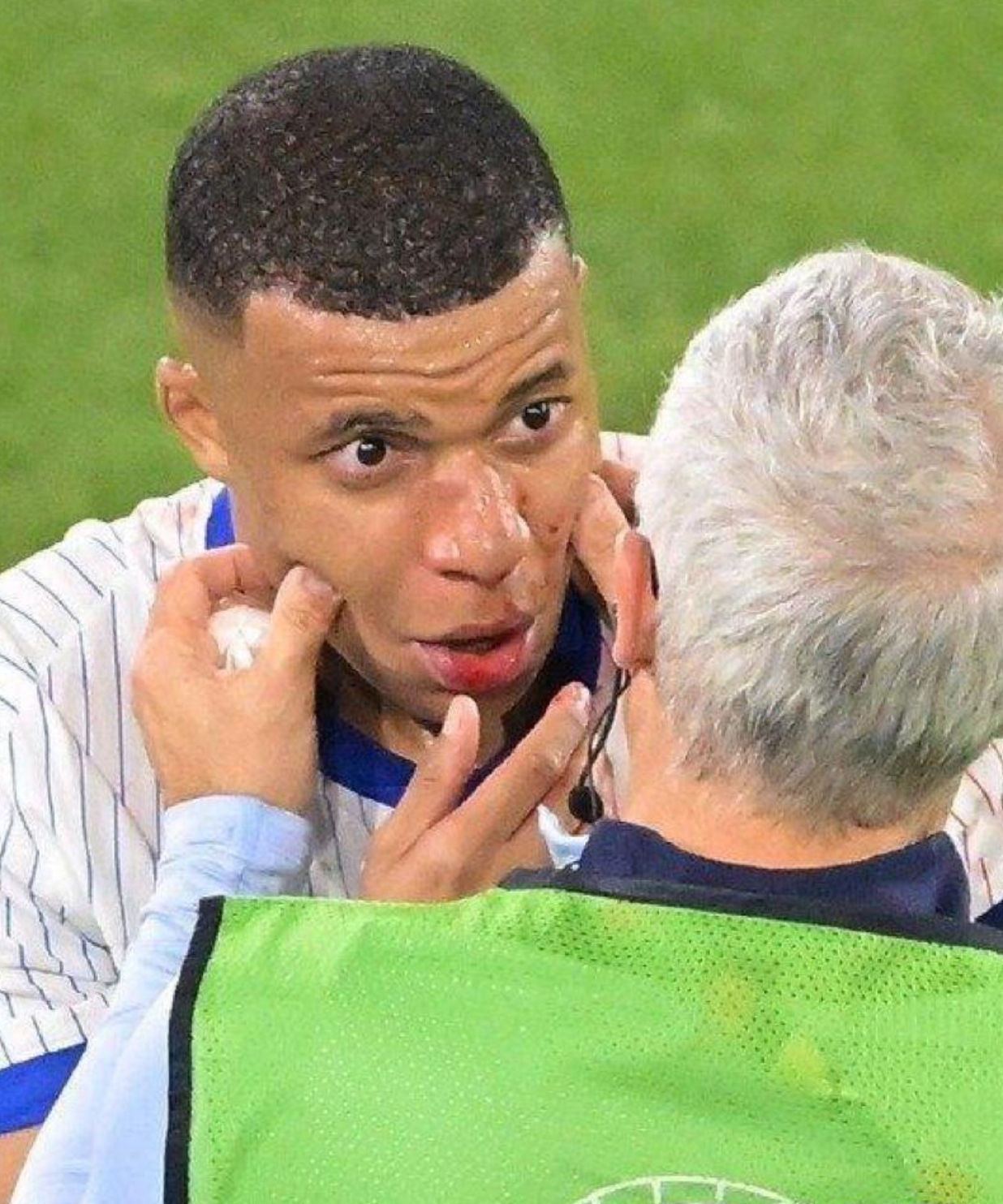 雷火电竞亚洲先驱-足球运动员在比赛中的不凡表现