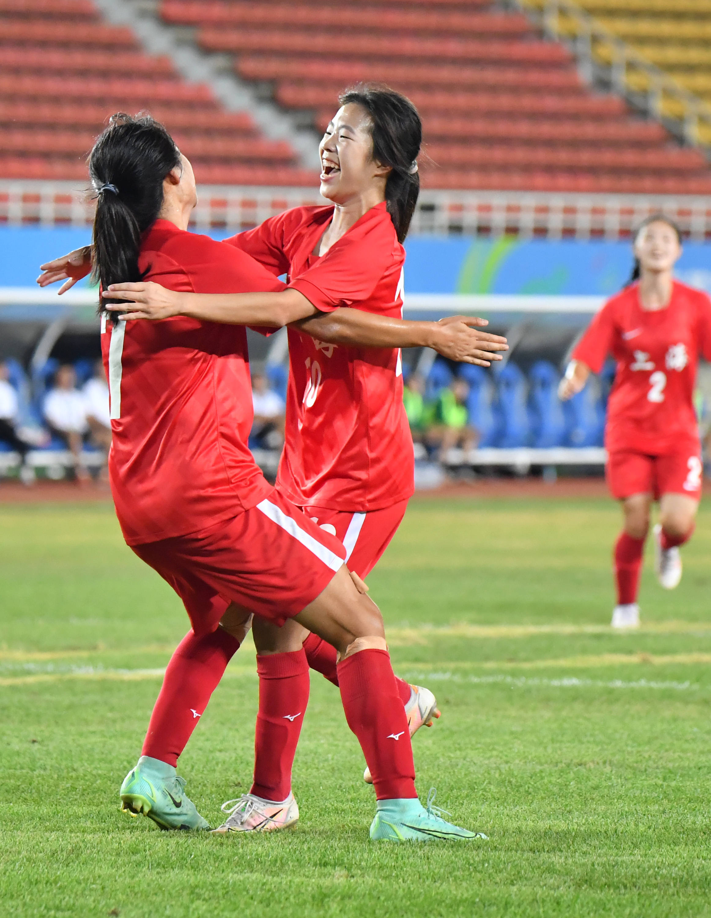 雷火电竞网站-大型足球比赛中，女子队表现亮眼