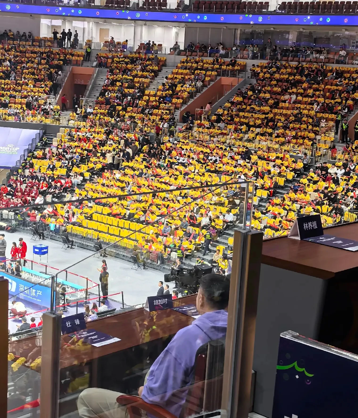 雷火电竞官网-观众热情加油助力运动员发挥