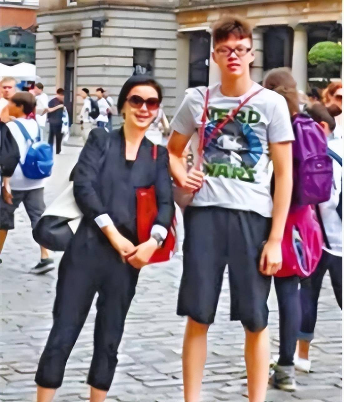 游泳选手赛后落泪,背后故事感人 游泳选手赛后落泪,背后故事感人