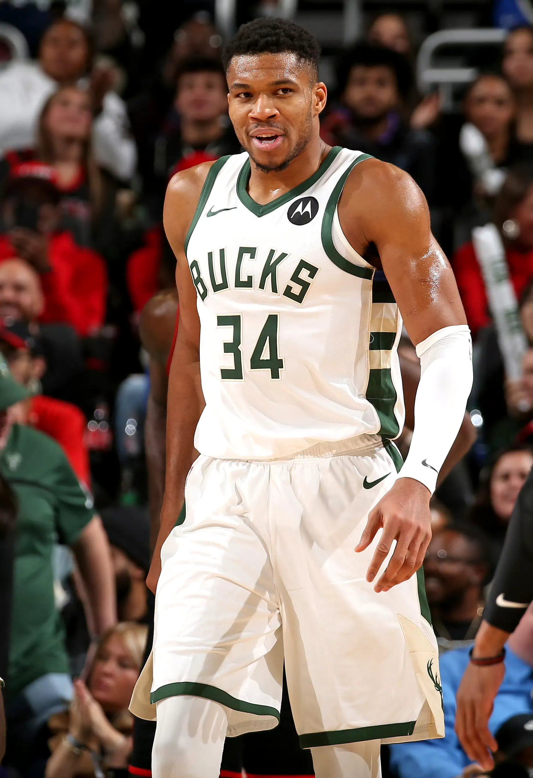 雷火电竞下载-广东队横扫鹈鹕，字母哥状态火热