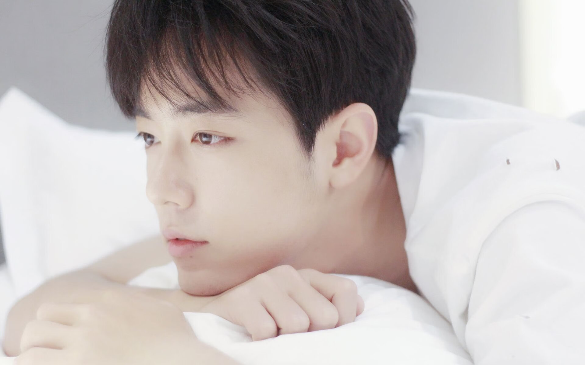 雷火电竞亚洲先驱-绿茵赛道，富安健洋的防守艺术与F1街道赛之夜的共鸣