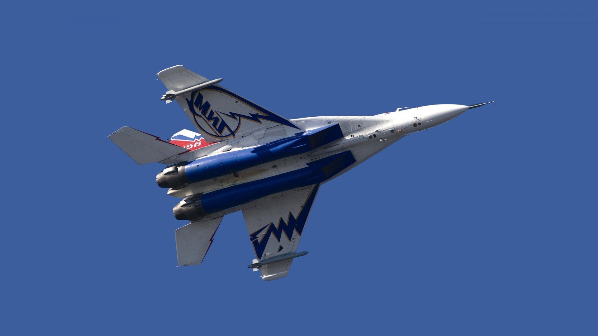 雷火电竞下载-冰川、都灵与彩虹，当冰岛铁骨遇见斑马军魂，德布劳内画出第三种足球